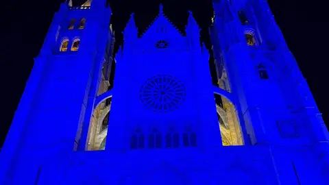 La noche de este jueves dejó una imagen insólita en la Plaza de Regla: la Catedral de León lució iluminada con un intenso azul celeste que sorprendió a todos los presentes. Fotos: Marga Calvo | A.F. Reca