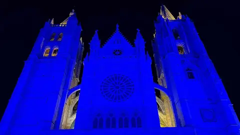 La noche de este jueves dejó una imagen insólita en la Plaza de Regla: la Catedral de León lució iluminada con un intenso azul celeste que sorprendió a todos los presentes. Fotos: Marga Calvo | A.F. Reca