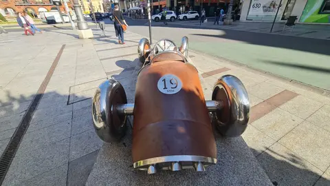 La ‘Gárgola que mira al norte’ del artista  Juan Carlos Uriarte y el ‘Coche de carreras nº19’ de Carlos Cuenllas son las dos únicas obras que quedan en Ordoño II del fallido Programa Escultórico Ordoño II.