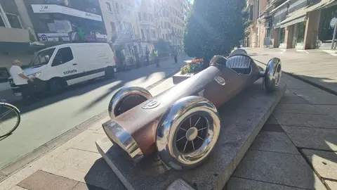 La ‘Gárgola que mira al norte’ del artista  Juan Carlos Uriarte y el ‘Coche de carreras nº19’ de Carlos Cuenllas son las dos únicas obras que quedan en Ordoño II del fallido Programa Escultórico Ordoño II.
