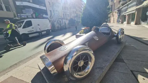 La ‘Gárgola que mira al norte’ del artista  Juan Carlos Uriarte y el ‘Coche de carreras nº19’ de Carlos Cuenllas son las dos únicas obras que quedan en Ordoño II del fallido Programa Escultórico Ordoño II.
