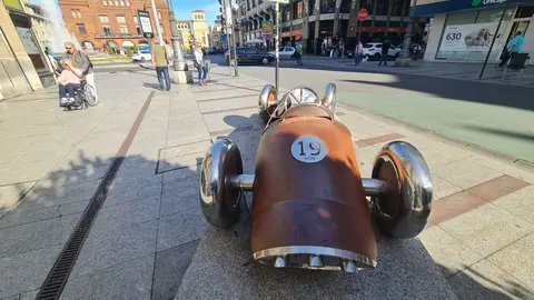 La ‘Gárgola que mira al norte’ del artista  Juan Carlos Uriarte y el ‘Coche de carreras nº19’ de Carlos Cuenllas son las dos únicas obras que quedan en Ordoño II del fallido Programa Escultórico Ordoño II.
