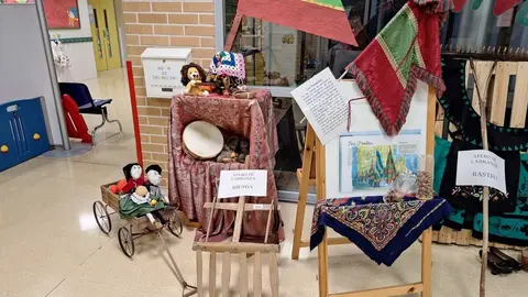 Educadores y familias de la Escuela Infantil Hermana Carmen Gómez de San Andrés del Rabanedo aportan mantos, trajes y aperos para acercar la cultura leonesa a los más pequeños.