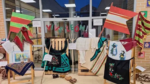 Educadores y familias de la Escuela Infantil Hermana Carmen Gómez de San Andrés del Rabanedo aportan mantos, trajes y aperos para acercar la cultura leonesa a los más pequeños.