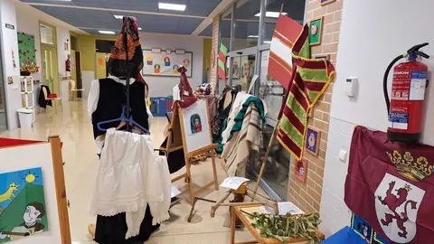 Educadores y familias de la Escuela Infantil Hermana Carmen Gómez de San Andrés del Rabanedo aportan mantos, trajes y aperos para acercar la cultura leonesa a los más pequeños.