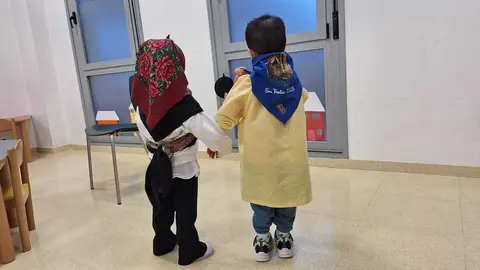 Los más pequeños lucen pañuelos en la fiesta de San Froilán en la Escuela Hermana Carmen Gómez.