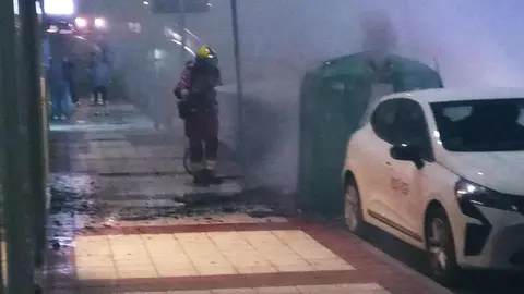 Un nuevo incendio de contenedor ha sacudido la tranquilidad del centro de León. A última hora de este jueves un fuego declarado en la calle Ramón y Cajal, a apenas unos metros del lugar donde 24 horas antes ardió otro contenedor en Federico Echevarría, ha obligado a intervenir nuevamente a los servicios de emergencia. Fotos: Ramiro Pinto