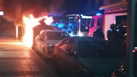 Un nuevo incendio de contenedor ha sacudido la tranquilidad del centro de León. A última hora de este jueves un fuego declarado en la calle Ramón y Cajal, a apenas unos metros del lugar donde 24 horas antes ardió otro contenedor en Federico Echevarría, ha obligado a intervenir nuevamente a los servicios de emergencia. Fotos: Ramiro Pinto
