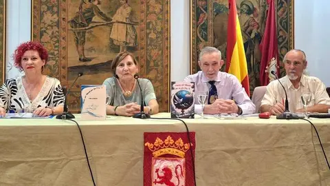 La Casa de León en Madrid acoge un acto poético-musical a favor de Médicos sin Fronteras. Presentan la antología ‘Poetas del mundo por la paz II. Almas sin bandera’, con versos que buscan el diálogo y la solidaridad.