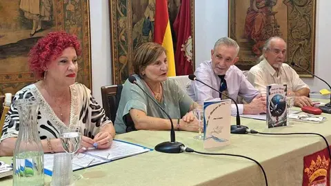 La Casa de León en Madrid acoge un acto poético-musical a favor de Médicos sin Fronteras. Presentan la antología ‘Poetas del mundo por la paz II. Almas sin bandera’, con versos que buscan el diálogo y la solidaridad.