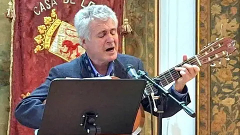 La Casa de León en Madrid acoge un acto poético-musical a favor de Médicos sin Fronteras. Presentan la antología ‘Poetas del mundo por la paz II. Almas sin bandera’, con versos que buscan el diálogo y la solidaridad.