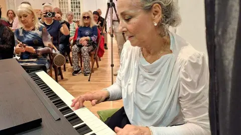 La Casa de León en Madrid acoge un acto poético-musical a favor de Médicos sin Fronteras. Presentan la antología ‘Poetas del mundo por la paz II. Almas sin bandera’, con versos que buscan el diálogo y la solidaridad.