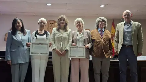 De izquierda a derecha: la Directora de la Biblioteca Universitaria, Olga (heredera), rectora, Yolanda (heredera) Eduardo Aguirre y decano Fac. Filosofía y Letras. Foto: ULE.