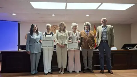 De izquierda a derecha: la Directora de la Biblioteca Universitaria, Olga (heredera), rectora, Yolanda (heredera) Eduardo Aguirre y decano Fac. Filosofía y Letras. Foto: ULE.