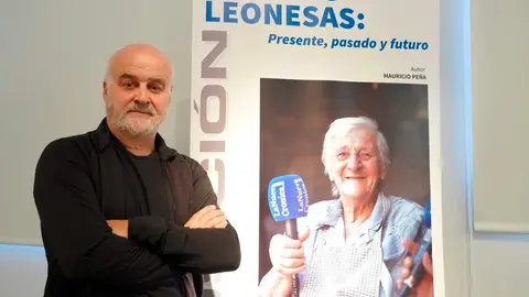 El alcalde de León, José Antonio Diez, asiste a la inauguración de la exposición ‘Mujeres leonesas’ de Mauricio Peña. Foto: Campillo.
