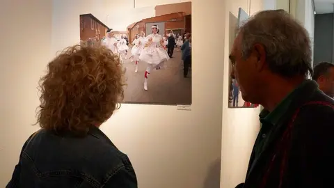 El alcalde de León, José Antonio Diez, asiste a la inauguración de la exposición ‘Mujeres leonesas’ de Mauricio Peña. Foto: Campillo.