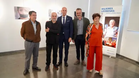 El alcalde de León, José Antonio Diez, asiste a la inauguración de la exposición ‘Mujeres leonesas’ de Mauricio Peña. Foto: Campillo.