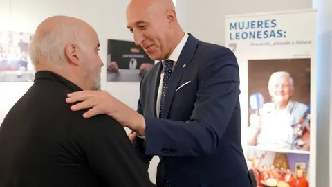 El alcalde de León, José Antonio Diez, asiste a la inauguración de la exposición ‘Mujeres leonesas’ de Mauricio Peña. Foto: Campillo.