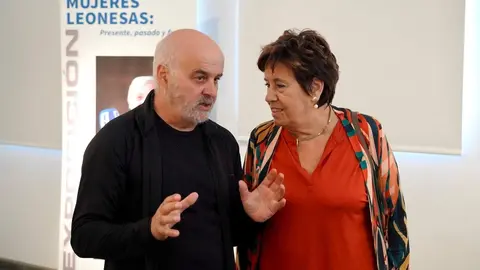 El alcalde de León, José Antonio Diez, asiste a la inauguración de la exposición ‘Mujeres leonesas’ de Mauricio Peña. Foto: Campillo.