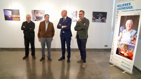 El alcalde de León, José Antonio Diez, asiste a la inauguración de la exposición ‘Mujeres leonesas’ de Mauricio Peña. Foto: Campillo.