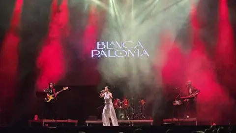 Blanca Paloma embruja la Plaza Mayor con su voz y su duende. La artista alicantina llenó de emoción y compás flamenco las fiestas de San Froilán con un concierto vibrante en el que sonaron EAEA y los temas de su disco Jaleo. Fotos: Carlos Calvo