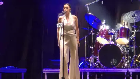 Blanca Paloma embruja la Plaza Mayor con su voz y su duende. La artista alicantina llenó de emoción y compás flamenco las fiestas de San Froilán con un concierto vibrante en el que sonaron EAEA y los temas de su disco Jaleo. Fotos: Carlos Calvo