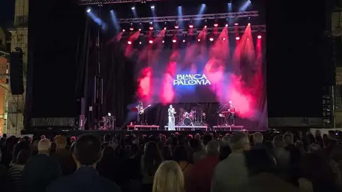 Blanca Paloma embruja la Plaza Mayor con su voz y su duende. La artista alicantina llenó de emoción y compás flamenco las fiestas de San Froilán con un concierto vibrante en el que sonaron EAEA y los temas de su disco Jaleo. Fotos: Carlos Calvo