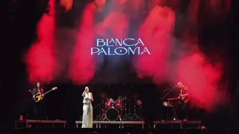 Blanca Paloma embruja la Plaza Mayor con su voz y su duende. La artista alicantina llenó de emoción y compás flamenco las fiestas de San Froilán con un concierto vibrante en el que sonaron EAEA y los temas de su disco Jaleo. Fotos: Carlos Calvo