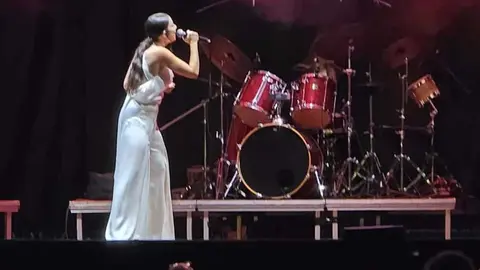 Blanca Paloma embruja la Plaza Mayor con su voz y su duende. La artista alicantina llenó de emoción y compás flamenco las fiestas de San Froilán con un concierto vibrante en el que sonaron EAEA y los temas de su disco Jaleo. Fotos: Carlos Calvo