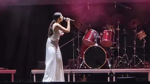 Blanca Paloma embruja la Plaza Mayor con su voz y su duende. La artista alicantina llenó de emoción y compás flamenco las fiestas de San Froilán con un concierto vibrante en el que sonaron EAEA y los temas de su disco Jaleo. Fotos: Carlos Calvo
