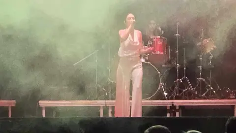 Blanca Paloma embruja la Plaza Mayor con su voz y su duende. La artista alicantina llenó de emoción y compás flamenco las fiestas de San Froilán con un concierto vibrante en el que sonaron EAEA y los temas de su disco Jaleo. Fotos: Carlos Calvo