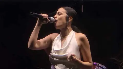 Blanca Paloma embruja la Plaza Mayor con su voz y su duende. La artista alicantina llenó de emoción y compás flamenco las fiestas de San Froilán con un concierto vibrante en el que sonaron EAEA y los temas de su disco Jaleo. Fotos: Carlos Calvo