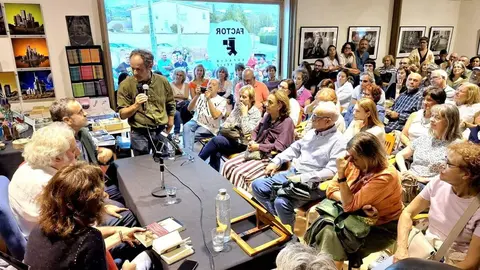 Julio Llamazares presentó este viernes su último libro, 'El viaje de mi padre', en San Feliz de Torío, en Espacio Factor.
