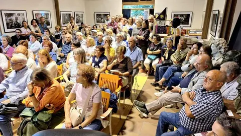 Julio Llamazares presentó este viernes su último libro, 'El viaje de mi padre', en San Feliz de Torío, en Espacio Factor.