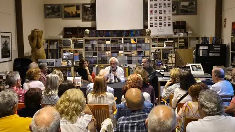 Julio Llamazares presentó este viernes su último libro, 'El viaje de mi padre', en San Feliz de Torío, en Espacio Factor.