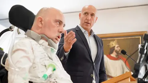 El alcalde de León, José Antonio Diez, junto a Urbano González y representantes de Fundela, dan a conocer los resultados del proyecto benéfico 'La abeja que enfermó de ELA'. Foto: Campillo.