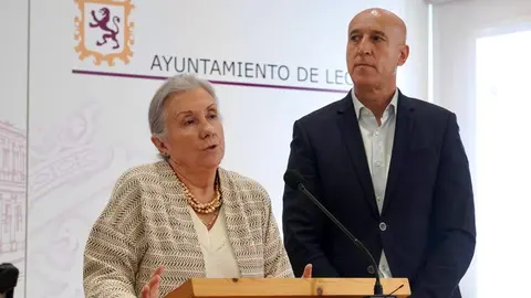 El alcalde de León, José Antonio Diez, junto a Urbano González y representantes de Fundela, dan a conocer los resultados del proyecto benéfico 'La abeja que enfermó de ELA'. Foto: Campillo.