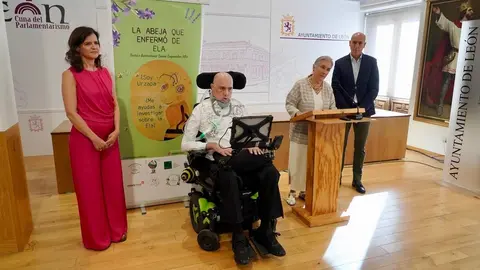 El alcalde de León, José Antonio Diez, junto a Urbano González y representantes de Fundela, dan a conocer los resultados del proyecto benéfico 'La abeja que enfermó de ELA'. Foto: Campillo.