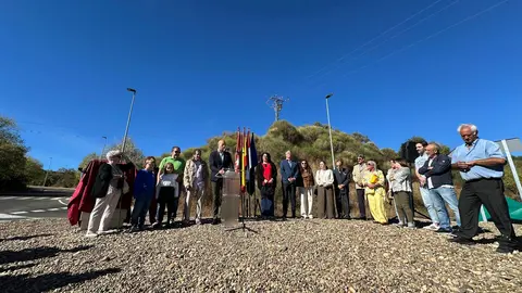 El alcalde de León, José Antonio Diez, descubre la placa en homenaje a Bernardo Sánchez en la glorieta que desde este sábado lleva su nombre en Oteruelo de la Valdoncina. Un reconocimiento a más de dos décadas de entrega y compromiso del que fuera pedáneo de la localidad. Foto: Ayuntamiento de León.