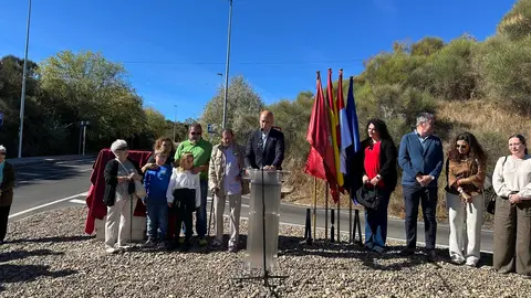 El alcalde de León, José Antonio Diez, descubre la placa en homenaje a Bernardo Sánchez en la glorieta que desde este sábado lleva su nombre en Oteruelo de la Valdoncina. Un reconocimiento a más de dos décadas de entrega y compromiso del que fuera pedáneo de la localidad. Foto: Ayuntamiento de León.