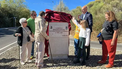 El alcalde de León, José Antonio Diez, descubre la placa en homenaje a Bernardo Sánchez en la glorieta que desde este sábado lleva su nombre en Oteruelo de la Valdoncina. Un reconocimiento a más de dos décadas de entrega y compromiso del que fuera pedáneo de la localidad. Foto: Ayuntamiento de León.