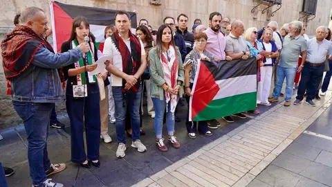 El Partido Socialista convoca una concentración y posterior lectura de un manifiesto en favor de Palestina, a la que asisten la vicesecretaria general autonómica, Nuria Rubio, y el secretario general en León, Javier Alfonso Cendón. Foto: Campillo.