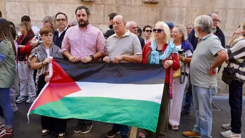 El Partido Socialista convoca una concentración y posterior lectura de un manifiesto en favor de Palestina, a la que asisten la vicesecretaria general autonómica, Nuria Rubio, y el secretario general en León, Javier Alfonso Cendón. Foto: Campillo.