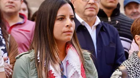 El Partido Socialista convoca una concentración y posterior lectura de un manifiesto en favor de Palestina, a la que asisten la vicesecretaria general autonómica, Nuria Rubio, y el secretario general en León, Javier Alfonso Cendón. Foto: Campillo.