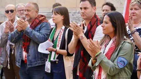 El Partido Socialista convoca una concentración y posterior lectura de un manifiesto en favor de Palestina, a la que asisten la vicesecretaria general autonómica, Nuria Rubio, y el secretario general en León, Javier Alfonso Cendón. Foto: Campillo.