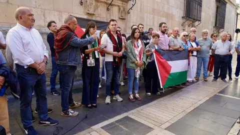 El Partido Socialista convoca una concentración y posterior lectura de un manifiesto en favor de Palestina, a la que asisten la vicesecretaria general autonómica, Nuria Rubio, y el secretario general en León, Javier Alfonso Cendón. Foto: Campillo.