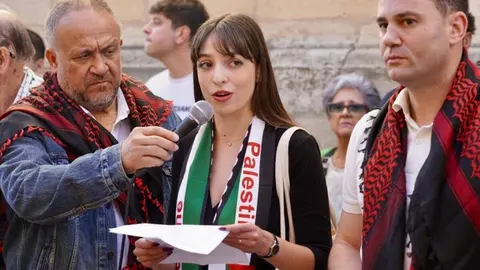 El Partido Socialista convoca una concentración y posterior lectura de un manifiesto en favor de Palestina, a la que asisten la vicesecretaria general autonómica, Nuria Rubio, y el secretario general en León, Javier Alfonso Cendón. Foto: Campillo.