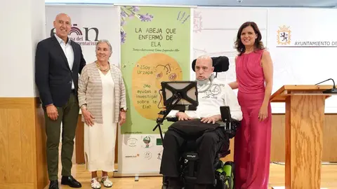El alcalde de León, José Antonio Diez, junto a Urbano González y representantes de Fundela, dan a conocer los resultados del proyecto benéfico 'La abeja que enfermó de ELA'. Foto: Campillo.