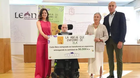El alcalde de León, José Antonio Diez, junto a Urbano González y representantes de Fundela, dan a conocer los resultados del proyecto benéfico 'La abeja que enfermó de ELA'. Foto: Campillo.