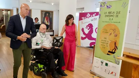 El alcalde de León, José Antonio Diez, junto a Urbano González y representantes de Fundela, dan a conocer los resultados del proyecto benéfico ‘La abeja que enfermó de ELA’. Foto: Campillo.